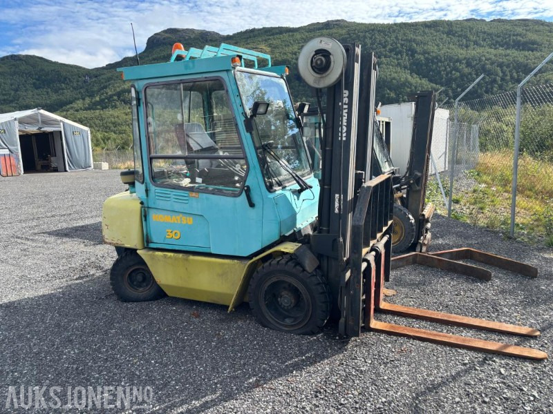 1996 Komatsu FD30T truck diesel - Peralatan untuk menangani material: gambar 1 1996 Komatsu FD30T truck diesel - Peralatan untuk menangani material: gambar 1
