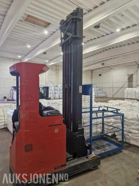 2004 BT Skyvemast truck med vekt. Kun 1412 timer. Modell RR B2 - Peralatan untuk menangani material: gambar 1 2004 BT Skyvemast truck med vekt. Kun 1412 timer. Modell RR B2 - Peralatan untuk menangani material: gambar 1