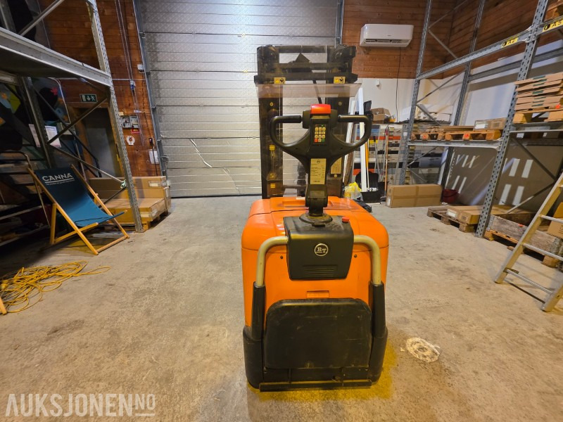 2014 BT SPE125L Elektrisk Pallestabler med batterilader - Sertifisert til Mars 2026 - Peralatan untuk menangani material: gambar 4 2014 BT SPE125L Elektrisk Pallestabler med batterilader - Sertifisert til Mars 2026 - Peralatan untuk menangani material: gambar 4