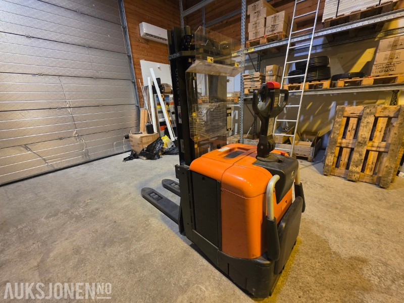 2014 BT SPE125L Elektrisk Pallestabler med batterilader - Sertifisert til Mars 2026 - Peralatan untuk menangani material: gambar 3 2014 BT SPE125L Elektrisk Pallestabler med batterilader - Sertifisert til Mars 2026 - Peralatan untuk menangani material: gambar 3
