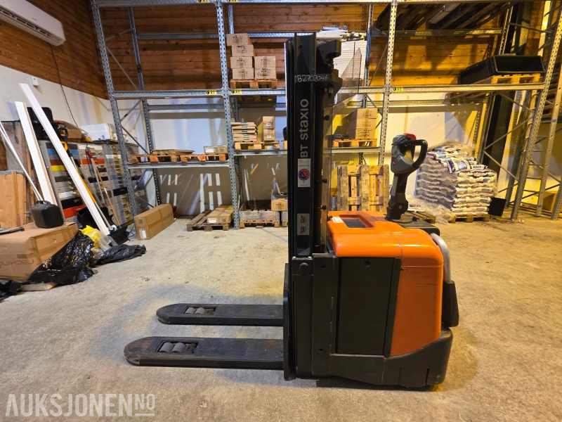 2014 BT SPE125L Elektrisk Pallestabler med batterilader - Sertifisert til Mars 2026 - Peralatan untuk menangani material: gambar 2 2014 BT SPE125L Elektrisk Pallestabler med batterilader - Sertifisert til Mars 2026 - Peralatan untuk menangani material: gambar 2
