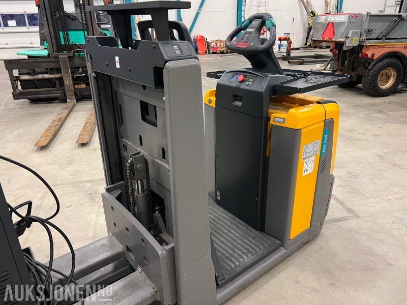 2016 Jungheinrich ECE 310 HP - Peralatan untuk menangani material: gambar 4 2016 Jungheinrich ECE 310 HP - Peralatan untuk menangani material: gambar 4