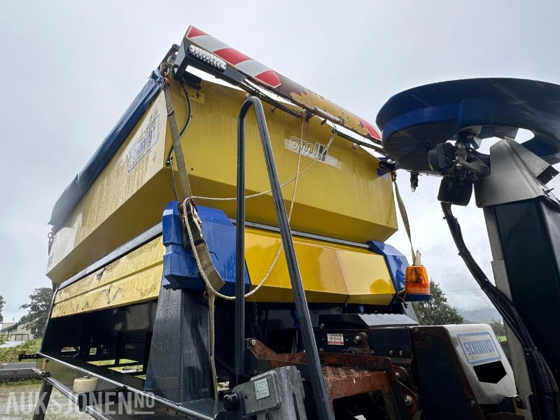 Truk 2015 Schmidt Stratos B90 sand/salt spreder lastebilmontert - 9 m3 kapasitet: gambar 16 Truk 2015 Schmidt Stratos B90 sand/salt spreder lastebilmontert - 9 m3 kapasitet: gambar 16
