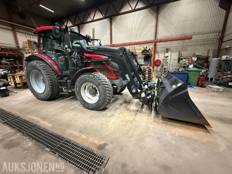 Valtra A104 m Laster, skuffe og pallegaffel - Traktor: gambar 1 Valtra A104 m Laster, skuffe og pallegaffel - Traktor: gambar 1
