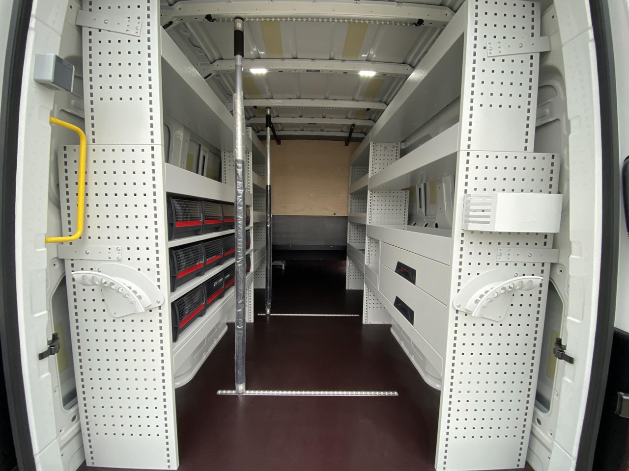 Van penumpang baru MAN TGE L4H3 180KM | SITZBANK ZWEITE REIHE + FLEXMO EINRICHTUNG: gambar 6 Van penumpang baru MAN TGE L4H3 180KM | SITZBANK ZWEITE REIHE + FLEXMO EINRICHTUNG: gambar 6