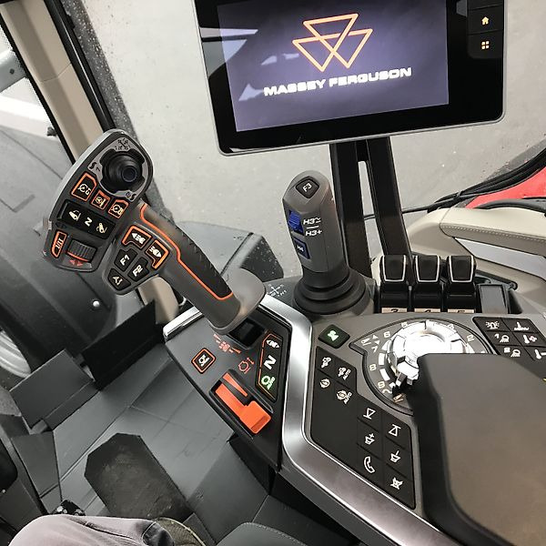 Traktor Massey Ferguson MF 8S.305 Exclusive: gambar 10 Traktor Massey Ferguson MF 8S.305 Exclusive: gambar 10