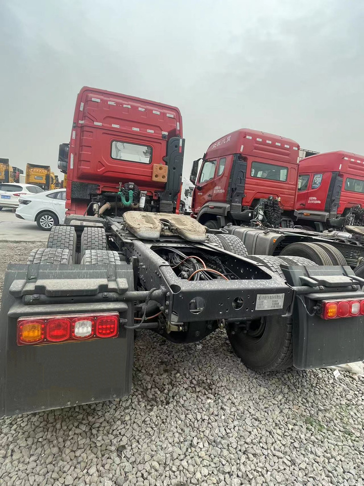 Schacman Slightly Used X3000 X5000 (6*4) Semi Truck head Truck Head Tipper Head - Tractor head: gambar 1 Schacman Slightly Used X3000 X5000 (6*4) Semi Truck head Truck Head Tipper Head - Tractor head: gambar 1