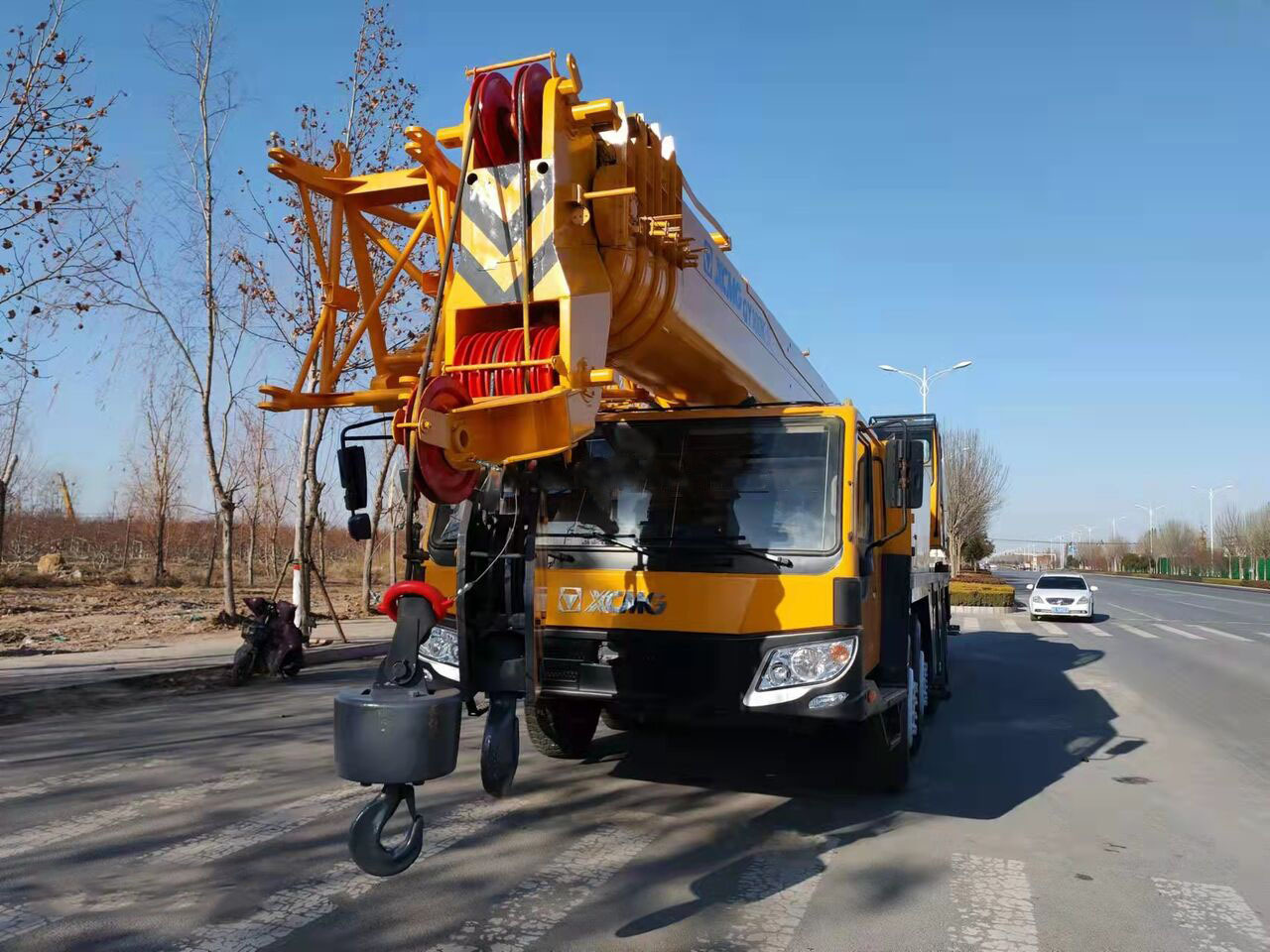 Derek bergerak XCMG 100 Ton used truck crane QY100 with 68 meter telescopic boom on sale: gambar 6