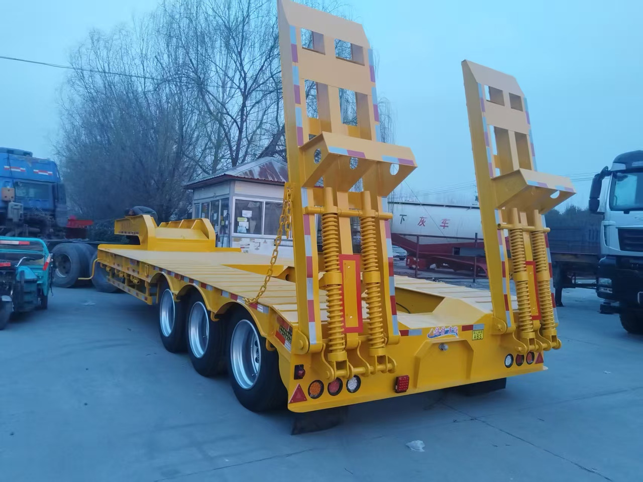 Semi-trailer low bed baru ZHICHENG Semi Flat Bed Low Bed in New or Used with 3 Axles 4 Axles: gambar 25