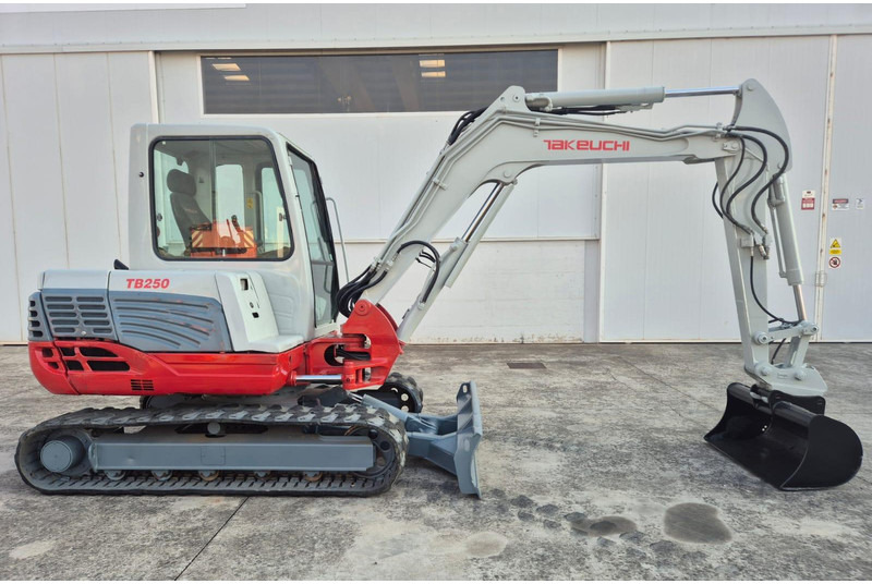 Takeuchi TB250 - Ekskavator mini: gambar 2 Takeuchi TB250 - Ekskavator mini: gambar 2