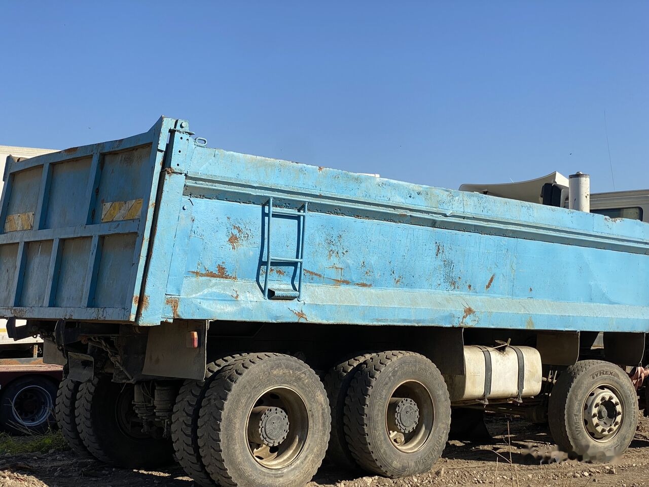 Tukar tubuh jungkit Hardox Bena basculabila cu semisasiu 7m : 8x4: gambar 8