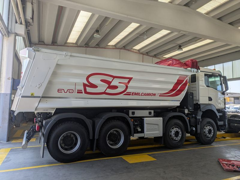 CAMION RIBALTABILE 4 ASSI 520 hp VASCA S5 NUOVO MAN TGS 41.520 8x4 BB CH - Truk jungkit: gambar 5 CAMION RIBALTABILE 4 ASSI 520 hp VASCA S5 NUOVO MAN TGS 41.520 8x4 BB CH - Truk jungkit: gambar 5