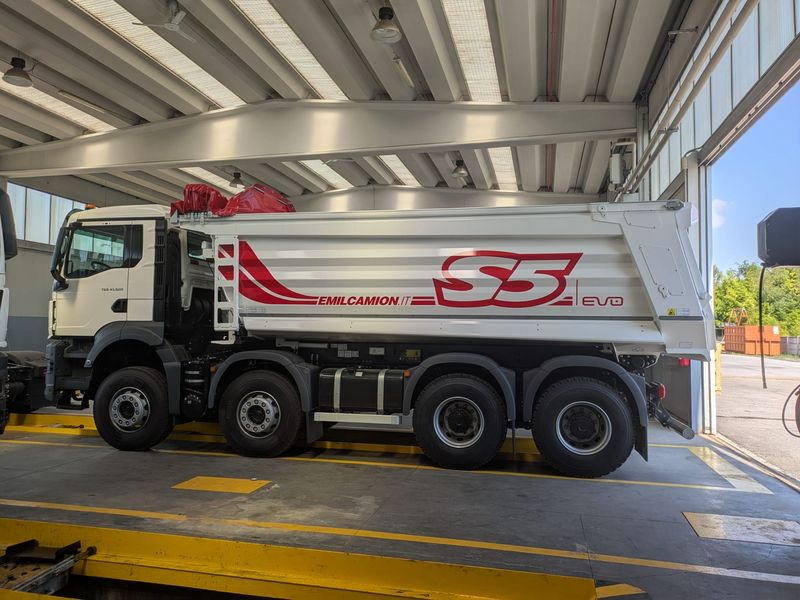 CAMION RIBALTABILE 4 ASSI 520 hp VASCA S5 NUOVO MAN TGS 41.520 8x4 BB CH - Truk jungkit: gambar 2 CAMION RIBALTABILE 4 ASSI 520 hp VASCA S5 NUOVO MAN TGS 41.520 8x4 BB CH - Truk jungkit: gambar 2