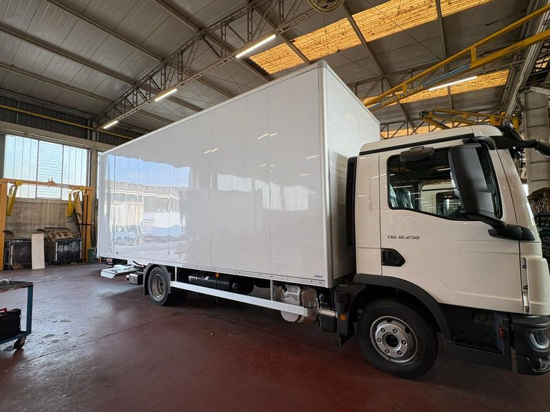 CUBO CON PEDANA 4x2 250hp MAN TGL 12.250 4x2 BL CH - Truk box: gambar 4 CUBO CON PEDANA 4x2 250hp MAN TGL 12.250 4x2 BL CH - Truk box: gambar 4