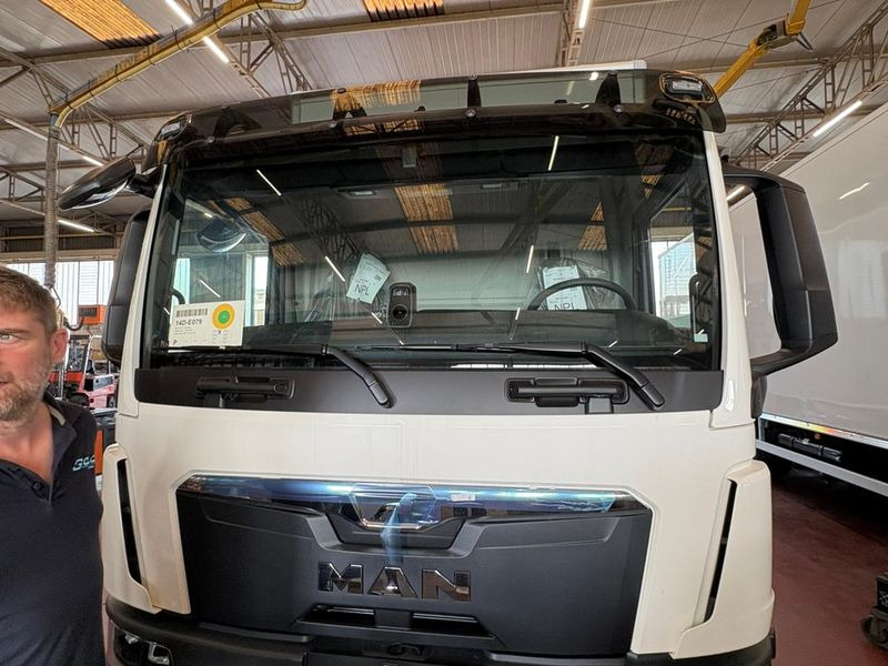 CUBO CON PEDANA 4x2 250hp MAN TGL 12.250 4x2 BL CH - Truk box: gambar 3 CUBO CON PEDANA 4x2 250hp MAN TGL 12.250 4x2 BL CH - Truk box: gambar 3