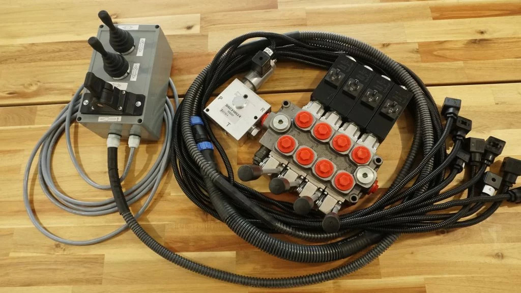 Proportional control box 12V 2 joysticks + finger controller + monoblock Galtec for Palfinger, Kubota, Fassi, Hiab - Mesin kehutanan: gambar 5 Proportional control box 12V 2 joysticks + finger controller + monoblock Galtec for Palfinger, Kubota, Fassi, Hiab - Mesin kehutanan: gambar 5
