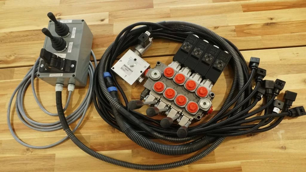 Proportional control box 12V 2 joysticks + finger controller + monoblock Galtec for Palfinger, Kubota, Fassi, Hiab - Mesin kehutanan: gambar 4 Proportional control box 12V 2 joysticks + finger controller + monoblock Galtec for Palfinger, Kubota, Fassi, Hiab - Mesin kehutanan: gambar 4