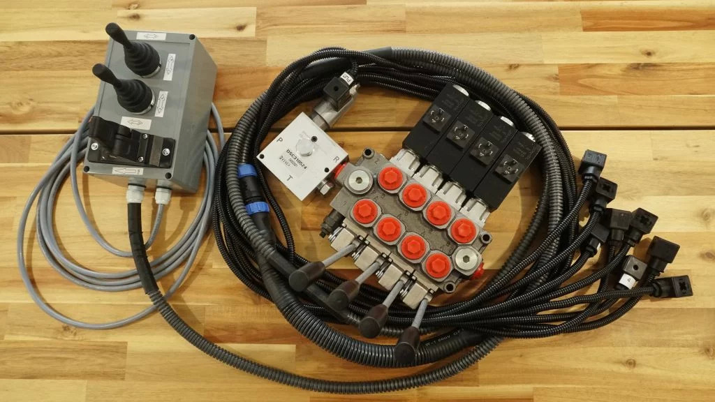 Proportional control box 12V 2 joysticks + finger controller + monoblock Galtec for Palfinger, Kubota, Fassi, Hiab - Mesin kehutanan: gambar 1 Proportional control box 12V 2 joysticks + finger controller + monoblock Galtec for Palfinger, Kubota, Fassi, Hiab - Mesin kehutanan: gambar 1