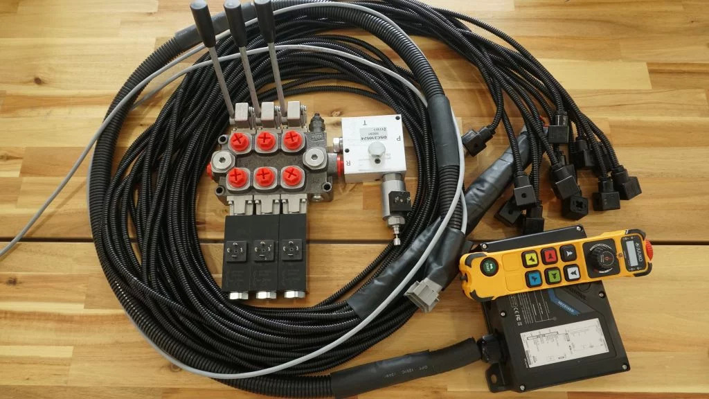 Monoblock hydraulic valve Galtech 3 sections 60 l/min 15 gpm 12 V + Remote radio Palfinger, Hiab, Fassi - Peralatan konstruksi: gambar 4 Monoblock hydraulic valve Galtech 3 sections 60 l/min 15 gpm 12 V + Remote radio Palfinger, Hiab, Fassi - Peralatan konstruksi: gambar 4