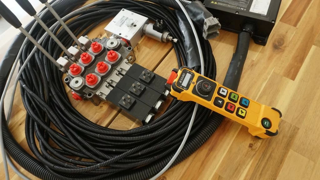 Monoblock hydraulic valve Galtech 3 sections 60 l/min 15 gpm 12 V + Remote radio Palfinger, Hiab, Fassi - Peralatan konstruksi: gambar 2 Monoblock hydraulic valve Galtech 3 sections 60 l/min 15 gpm 12 V + Remote radio Palfinger, Hiab, Fassi - Peralatan konstruksi: gambar 2