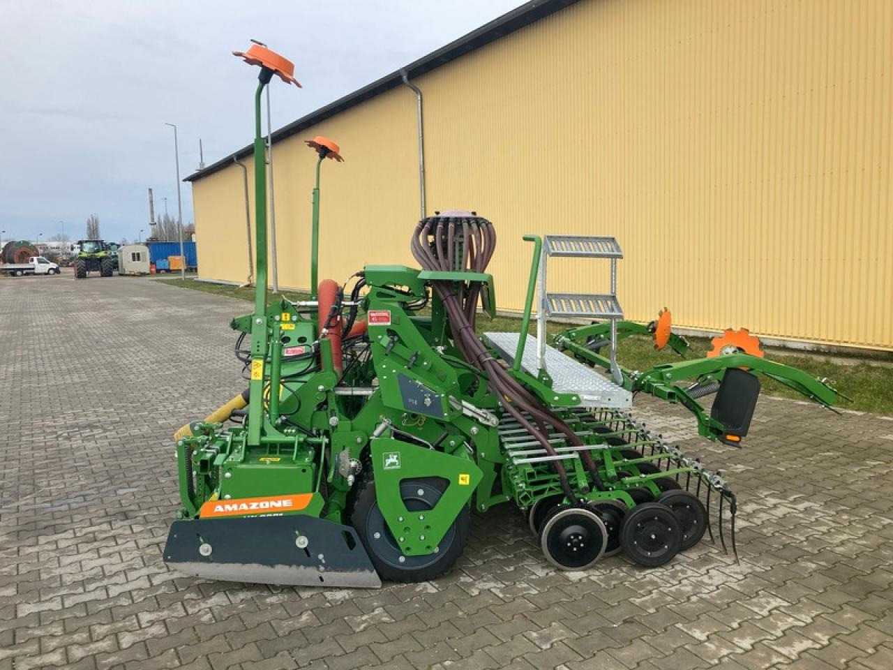 Amazone KX3001 + AVANT3002NUR 320HA - Menggabungkan bor benih: gambar 2 Amazone KX3001 + AVANT3002NUR 320HA - Menggabungkan bor benih: gambar 2