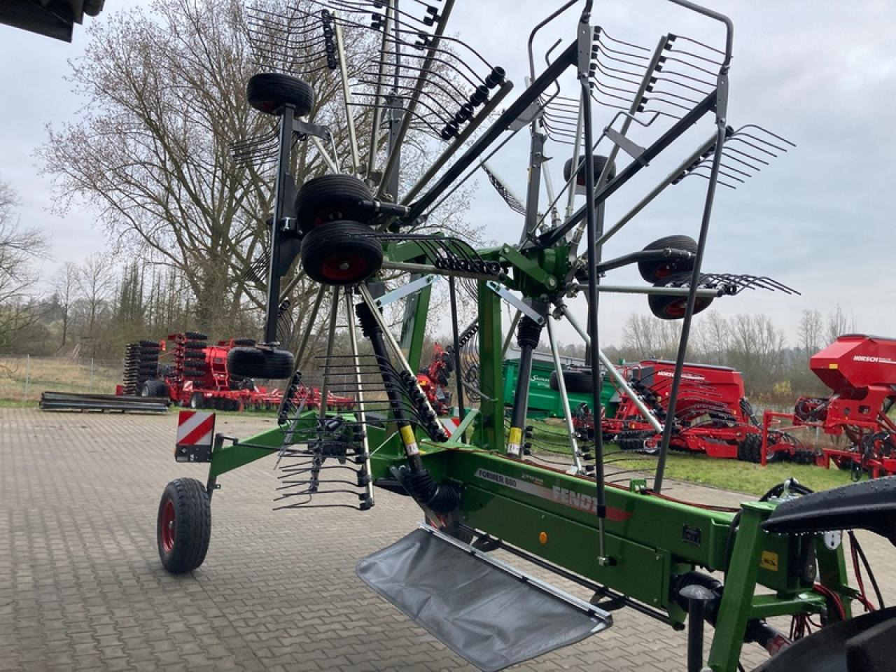 Fendt FORMER 880 MITTELSCHWADER - Tedder/ Menyapu: gambar 1 Fendt FORMER 880 MITTELSCHWADER - Tedder/ Menyapu: gambar 1
