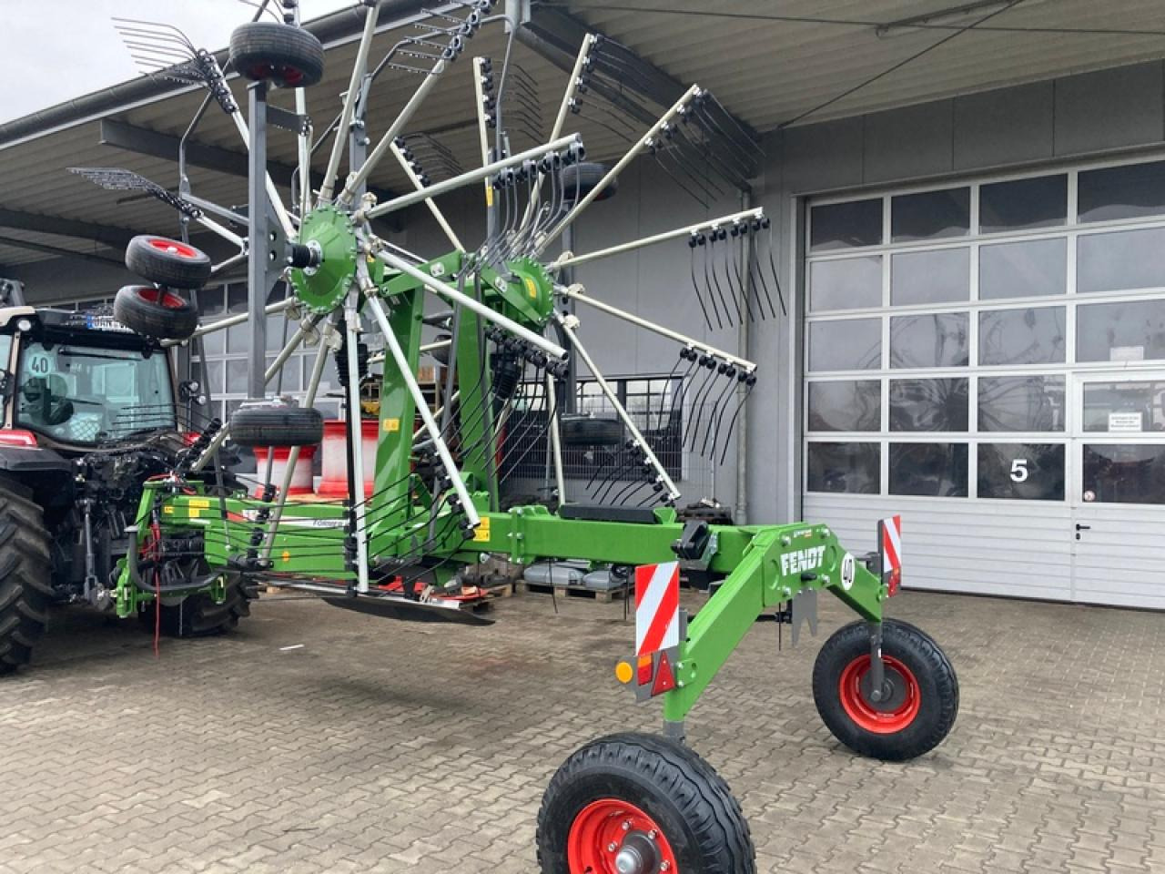 Fendt FORMER 880 MITTELSCHWADER - Tedder/ Menyapu: gambar 4 Fendt FORMER 880 MITTELSCHWADER - Tedder/ Menyapu: gambar 4