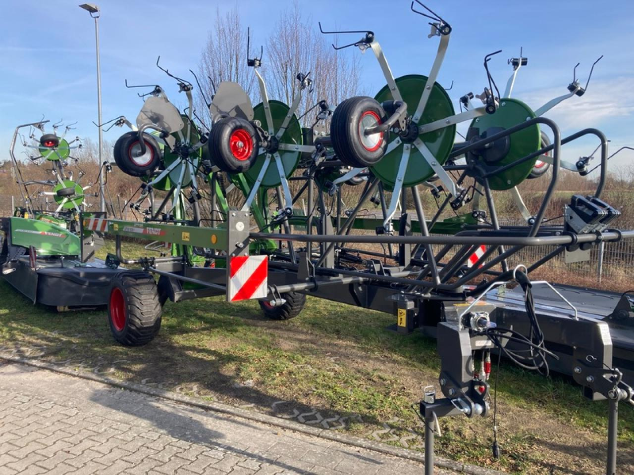 Fendt LOTUS 1020 T - Tedder/ Menyapu: gambar 1 Fendt LOTUS 1020 T - Tedder/ Menyapu: gambar 1