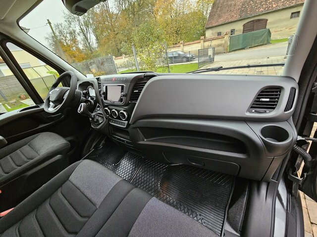 Interior photo 2: Van panel baru IVECO Daily 35S18HA8V Hi-Matic 16m³ XL LED ACC
