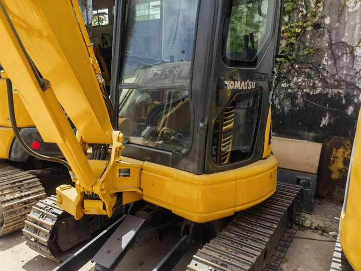 Good condition used excavator Komatsu PC35, Komatsu PC35MR-3 excavator with dozer, mini escavadora Komatsu - Ekskavator perayap: gambar 5 Good condition used excavator Komatsu PC35, Komatsu PC35MR-3 excavator with dozer, mini escavadora Komatsu - Ekskavator perayap: gambar 5