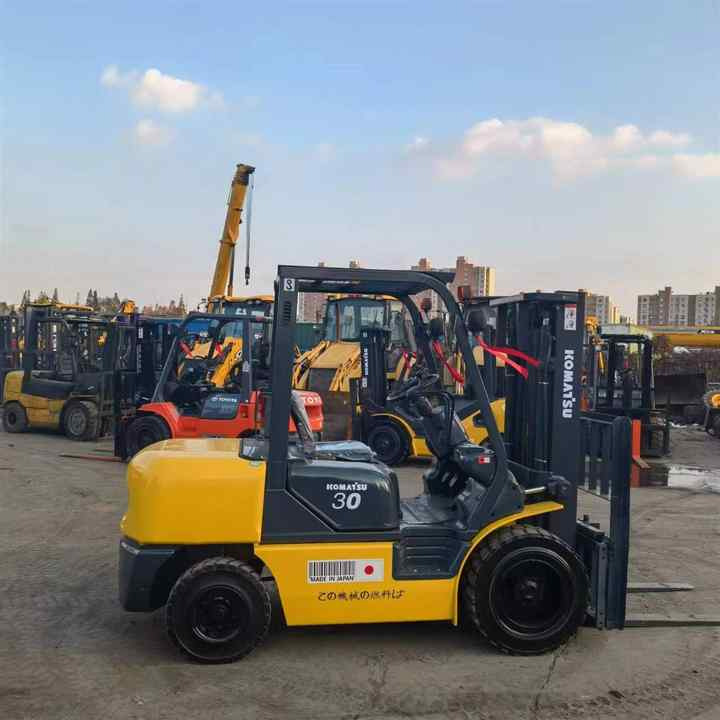 Used Komatsu original Japan Forklift 3 ton FD30 forklift good condition for sale in Shanghai yard - Forklift diesel: gambar 4 Used Komatsu original Japan Forklift 3 ton FD30 forklift good condition for sale in Shanghai yard - Forklift diesel: gambar 4