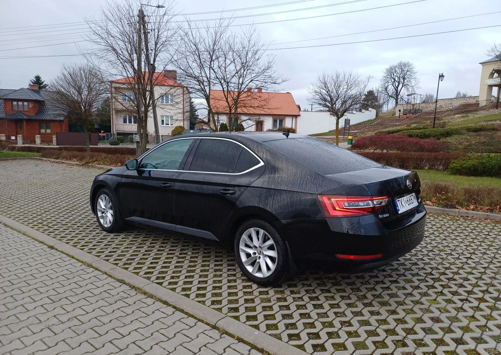 Skoda Superb 2.0 TDI Ambition - Mobil sedan: gambar 3 Skoda Superb 2.0 TDI Ambition - Mobil sedan: gambar 3