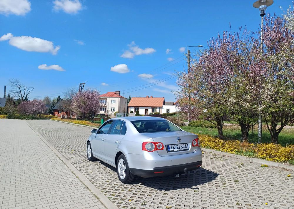 Volkswagen Jetta 2.0 TDI DPF Comfortline - Mobil sedan: gambar 4 Volkswagen Jetta 2.0 TDI DPF Comfortline - Mobil sedan: gambar 4