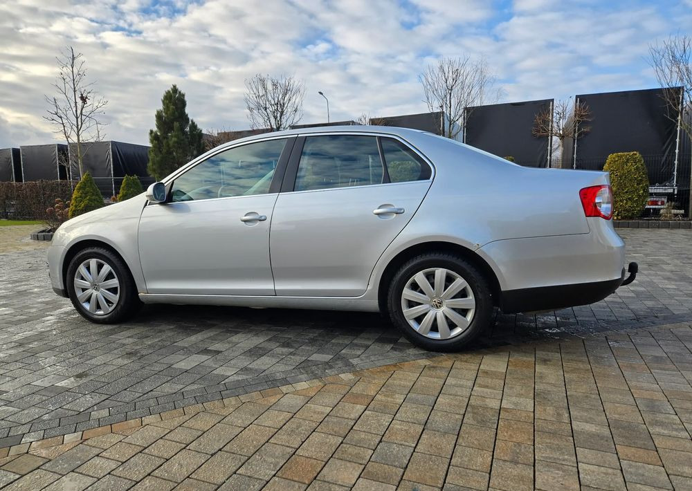 Mobil sedan Volkswagen Jetta 2.0 TDI Sportline: gambar 7