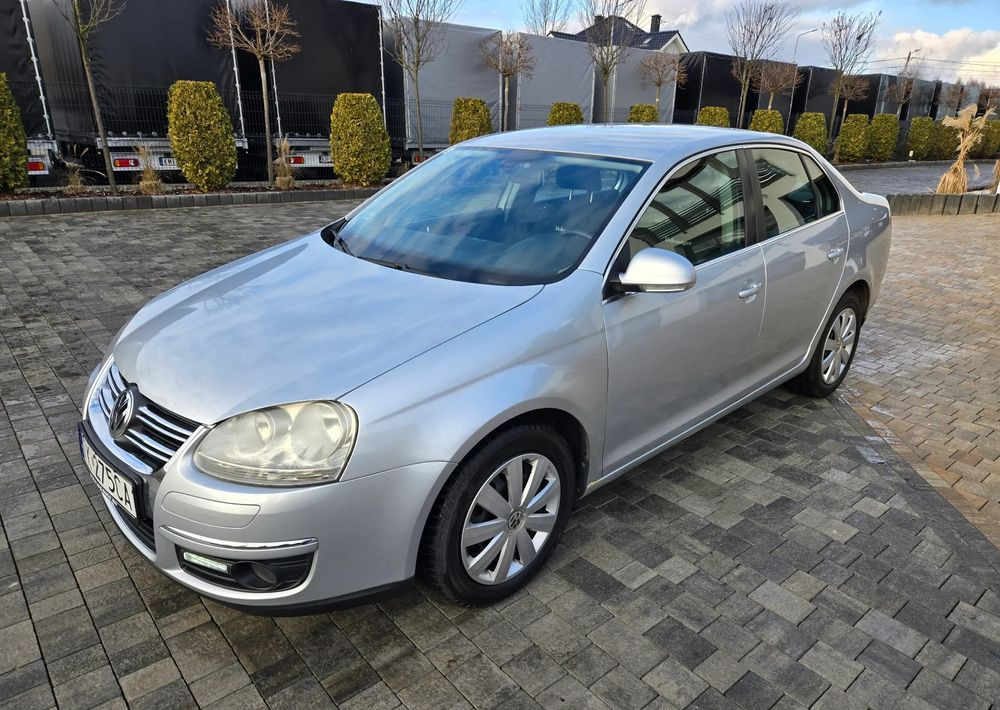 Mobil sedan Volkswagen Jetta 2.0 TDI Sportline: gambar 19
