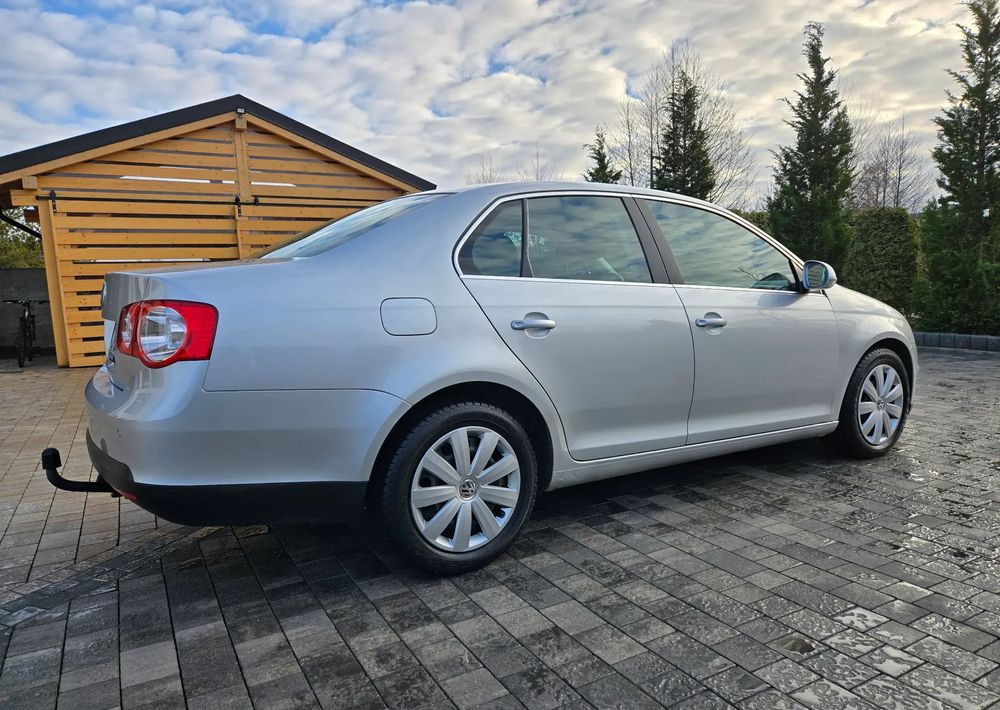 Mobil sedan Volkswagen Jetta 2.0 TDI Sportline: gambar 13