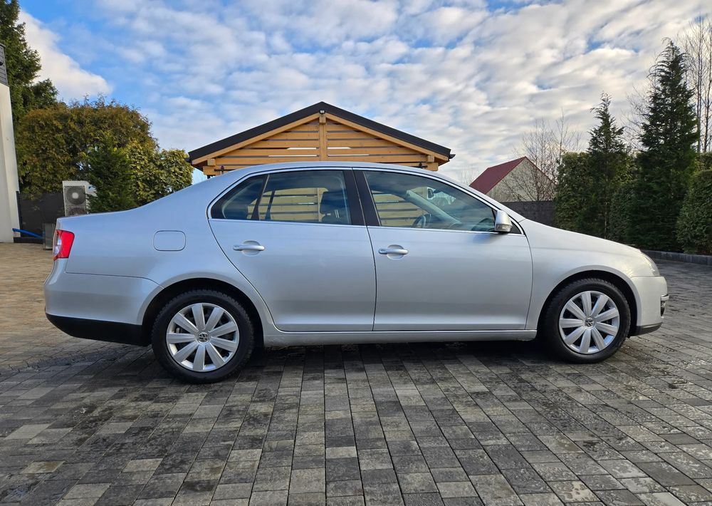 Mobil sedan Volkswagen Jetta 2.0 TDI Sportline: gambar 15