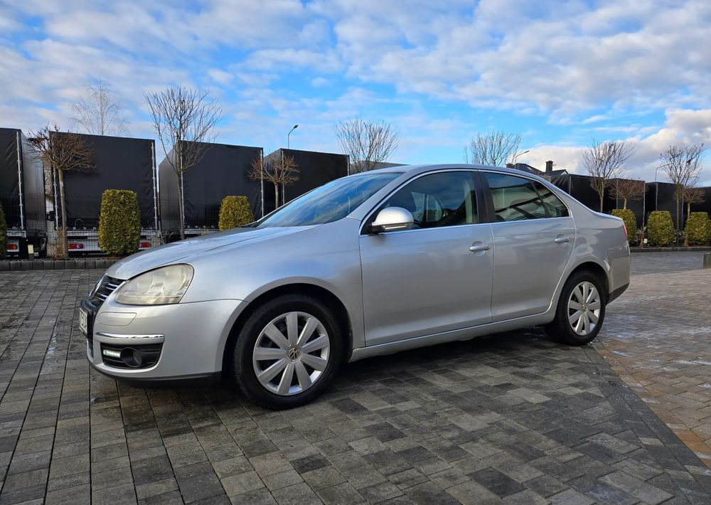Volkswagen Jetta 2.0 TDI Sportline - Mobil sedan: gambar 5 Volkswagen Jetta 2.0 TDI Sportline - Mobil sedan: gambar 5