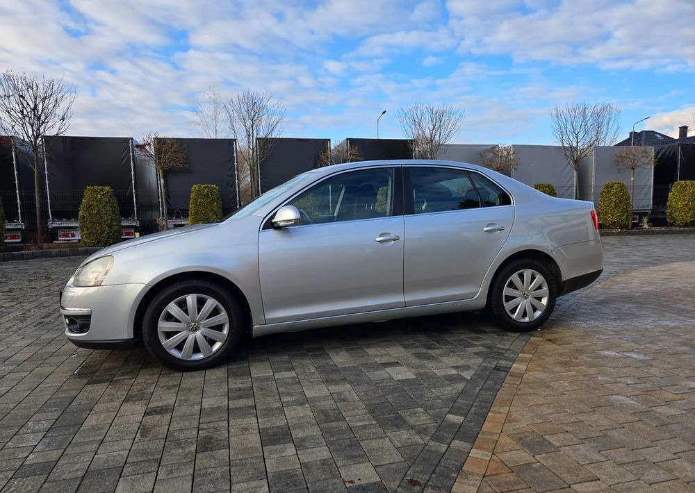 Mobil sedan Volkswagen Jetta 2.0 TDI Sportline: gambar 6