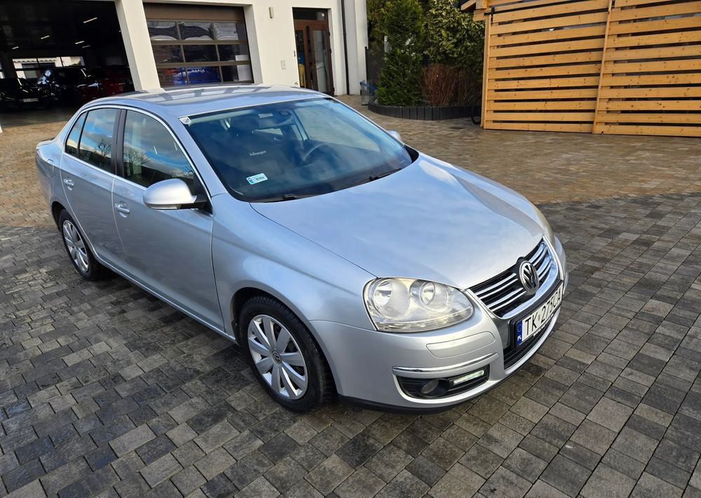 Mobil sedan Volkswagen Jetta 2.0 TDI Sportline: gambar 16