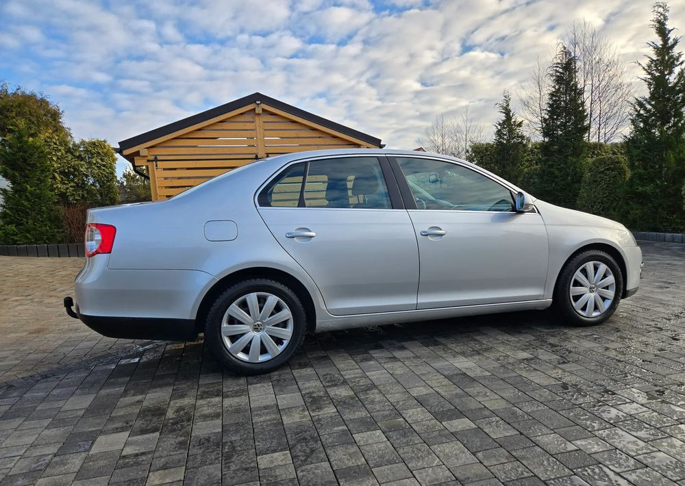 Mobil sedan Volkswagen Jetta 2.0 TDI Sportline: gambar 14