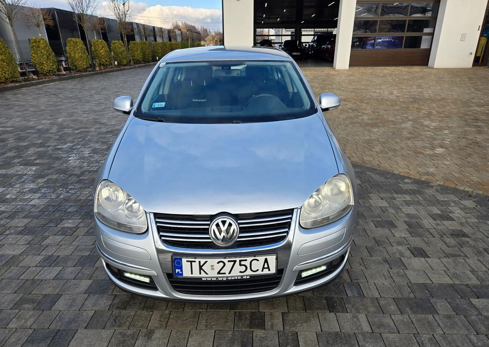 Mobil sedan Volkswagen Jetta 2.0 TDI Sportline: gambar 18
