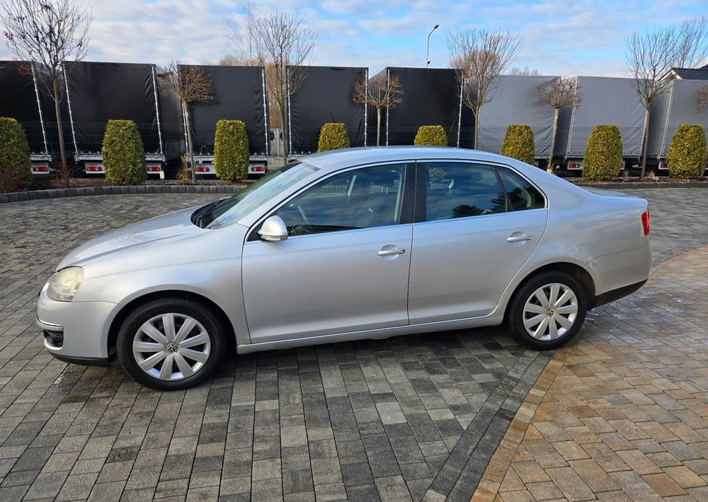 Mobil sedan Volkswagen Jetta 2.0 TDI Sportline: gambar 20