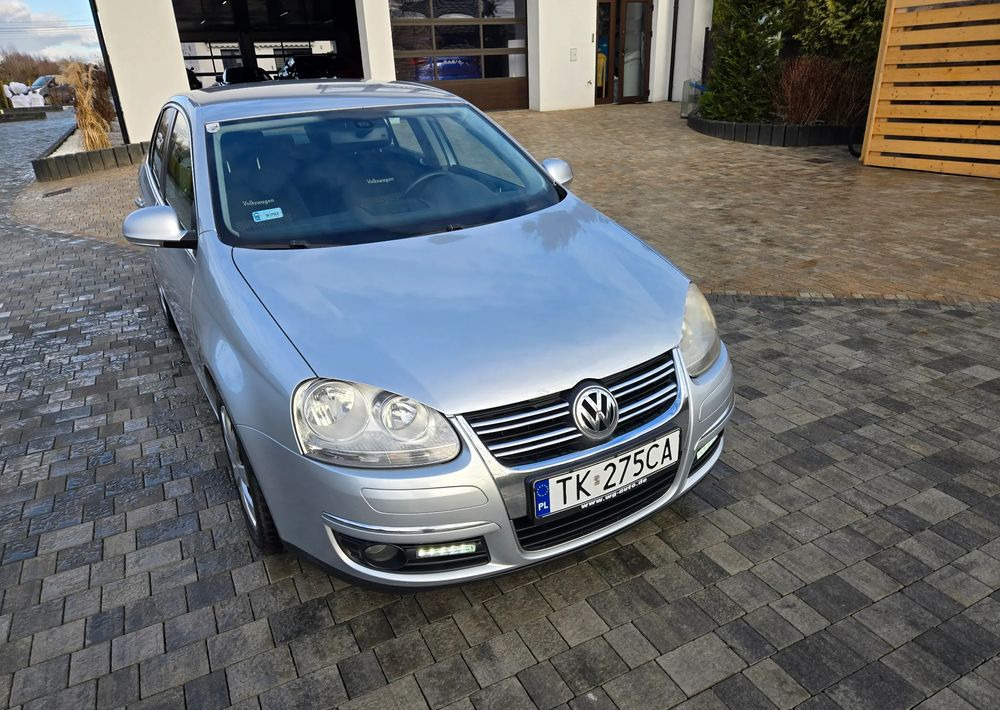 Mobil sedan Volkswagen Jetta 2.0 TDI Sportline: gambar 17