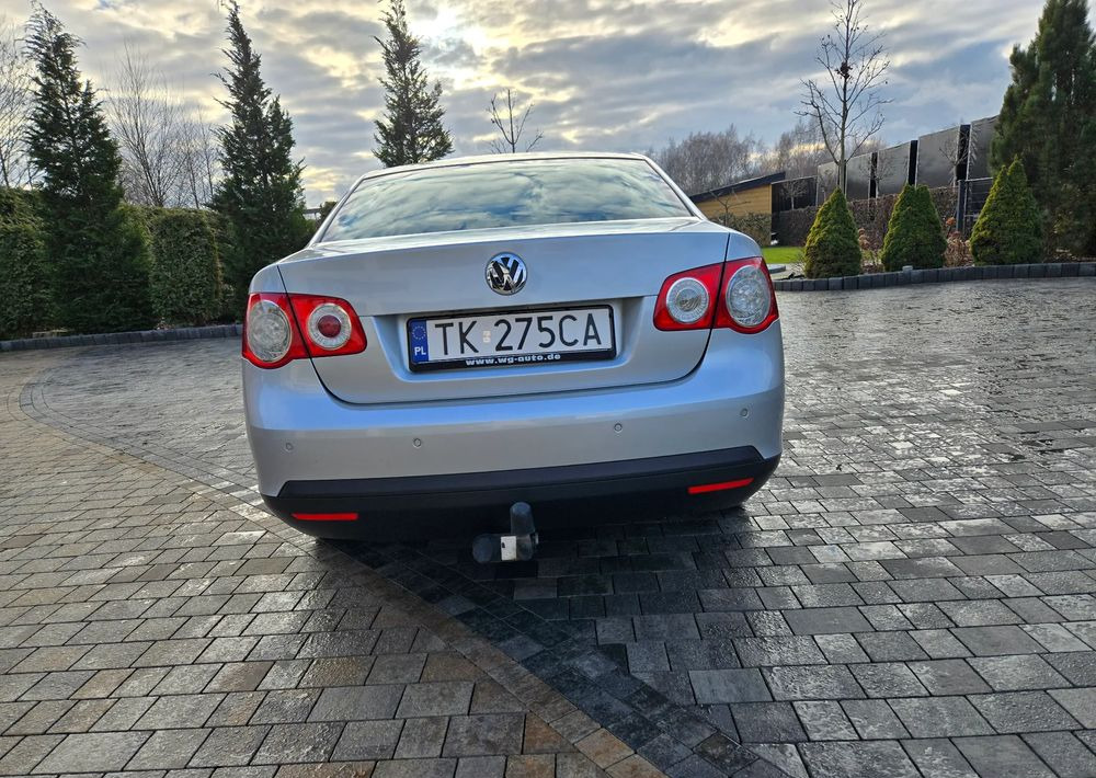 Mobil sedan Volkswagen Jetta 2.0 TDI Sportline: gambar 11