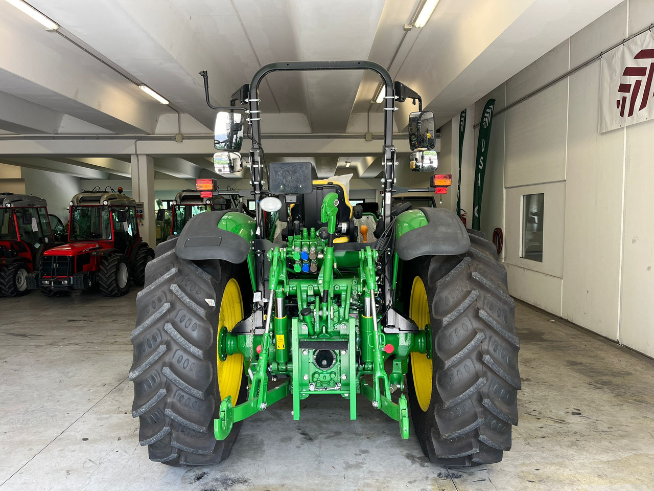 JOHN DEERE 5100 M - Traktor: gambar 5 JOHN DEERE 5100 M - Traktor: gambar 5