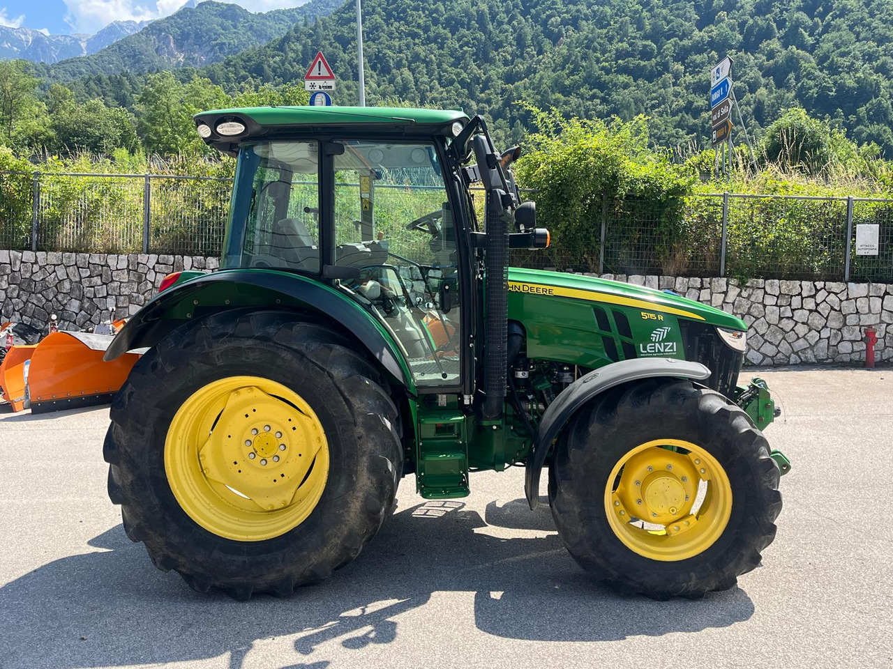 JOHN DEERE 5115R - Traktor: gambar 5 JOHN DEERE 5115R - Traktor: gambar 5