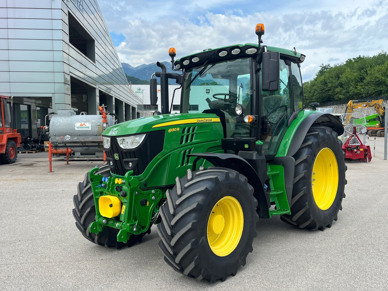 JOHN DEERE 6130 - Traktor: gambar 2 JOHN DEERE 6130 - Traktor: gambar 2