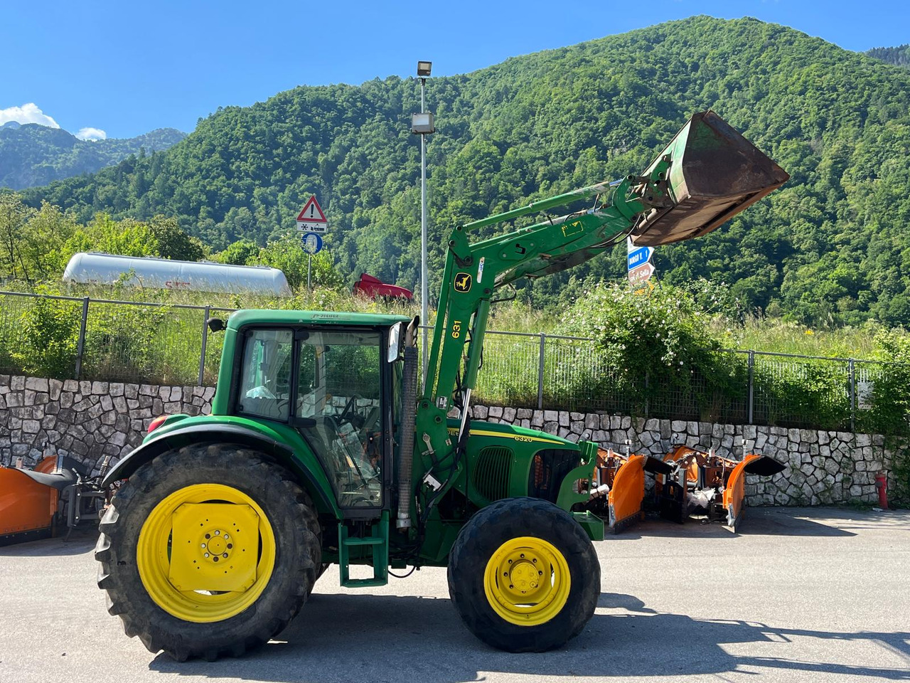 JOHN DEERE 6320 - Traktor: gambar 4 JOHN DEERE 6320 - Traktor: gambar 4