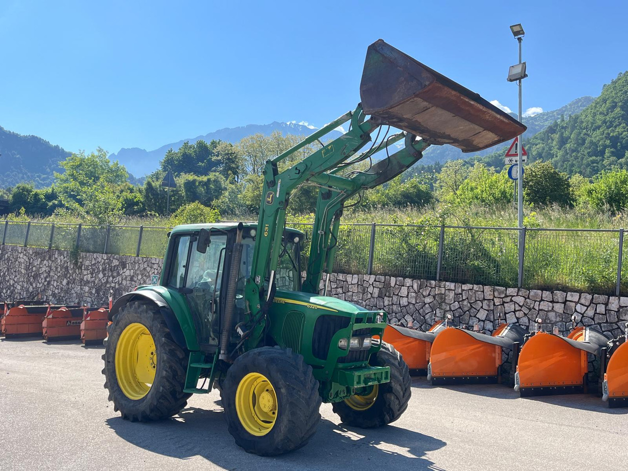JOHN DEERE 6320 - Traktor: gambar 3 JOHN DEERE 6320 - Traktor: gambar 3